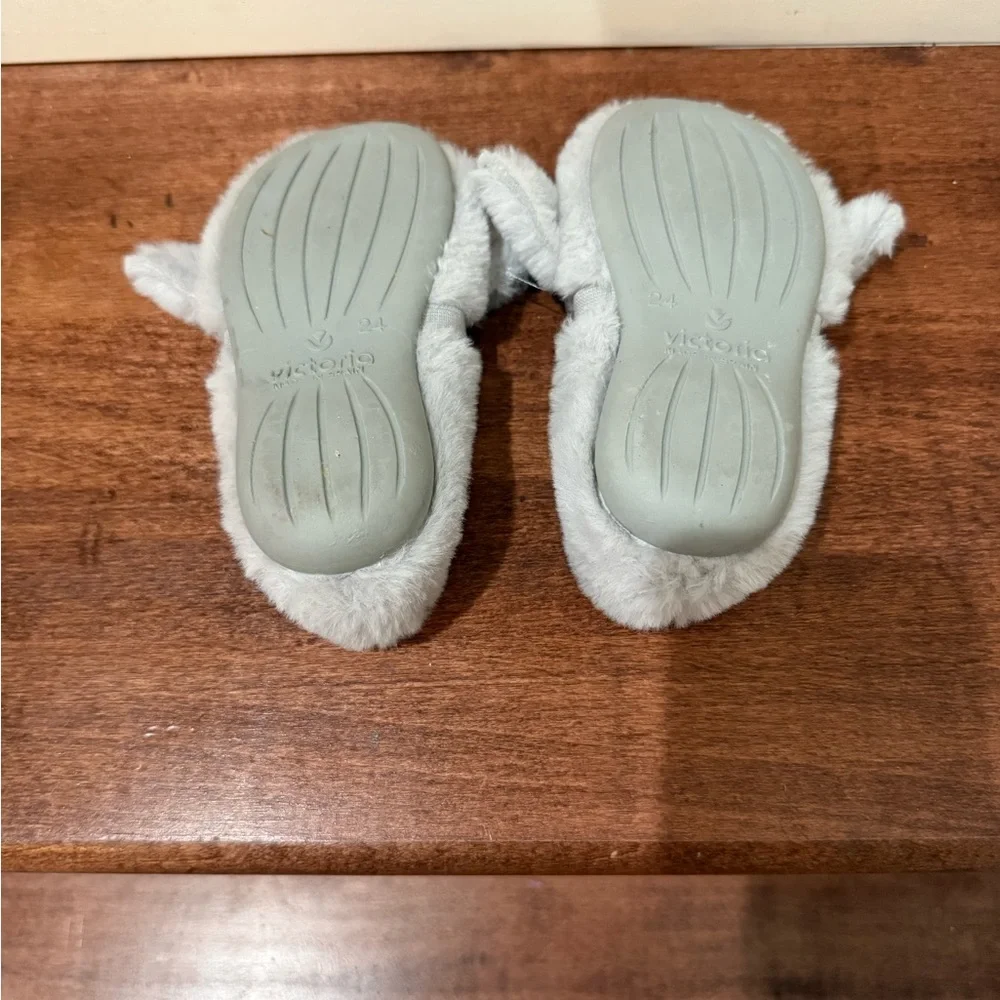 Like new Size 8 (24) Victoria Gray Fuzzy bunny Slippers